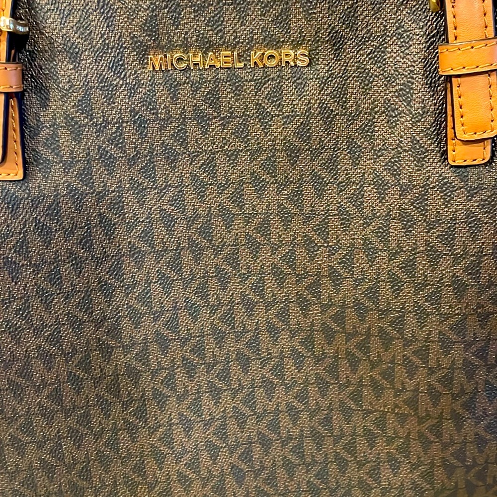 Michael Knors Large purse/tote.  Rarely used and is in like new condition.